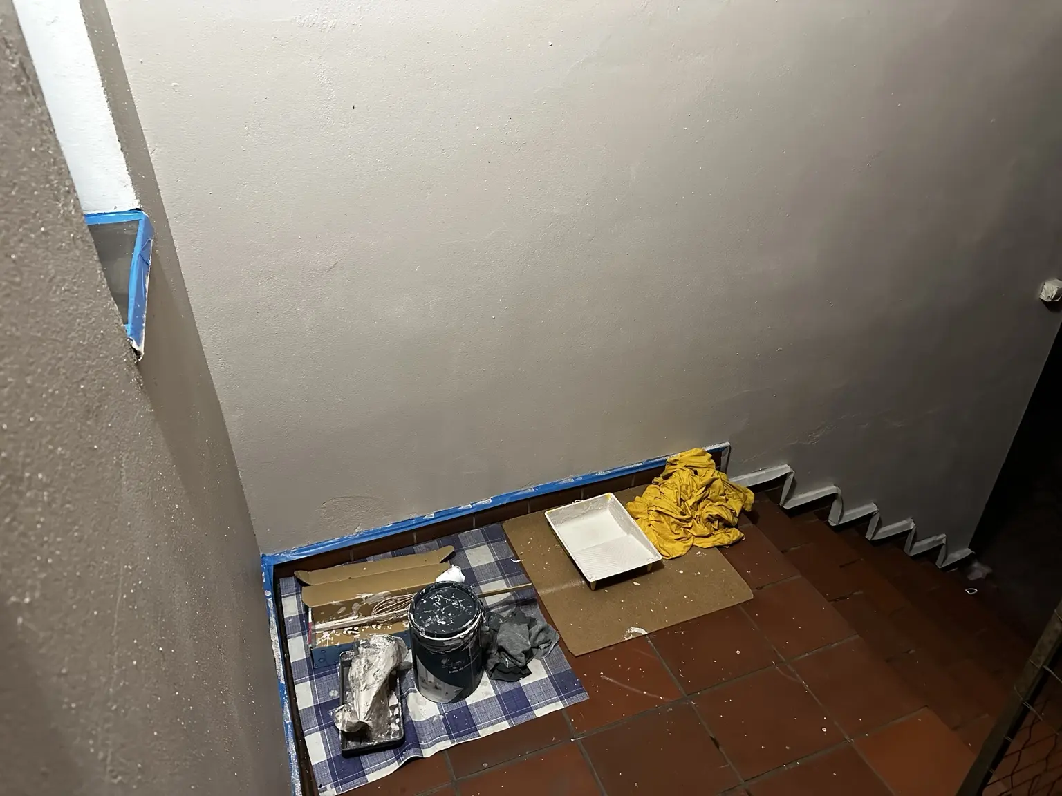 Zabezpieczona klatka schodowa podczas malowania